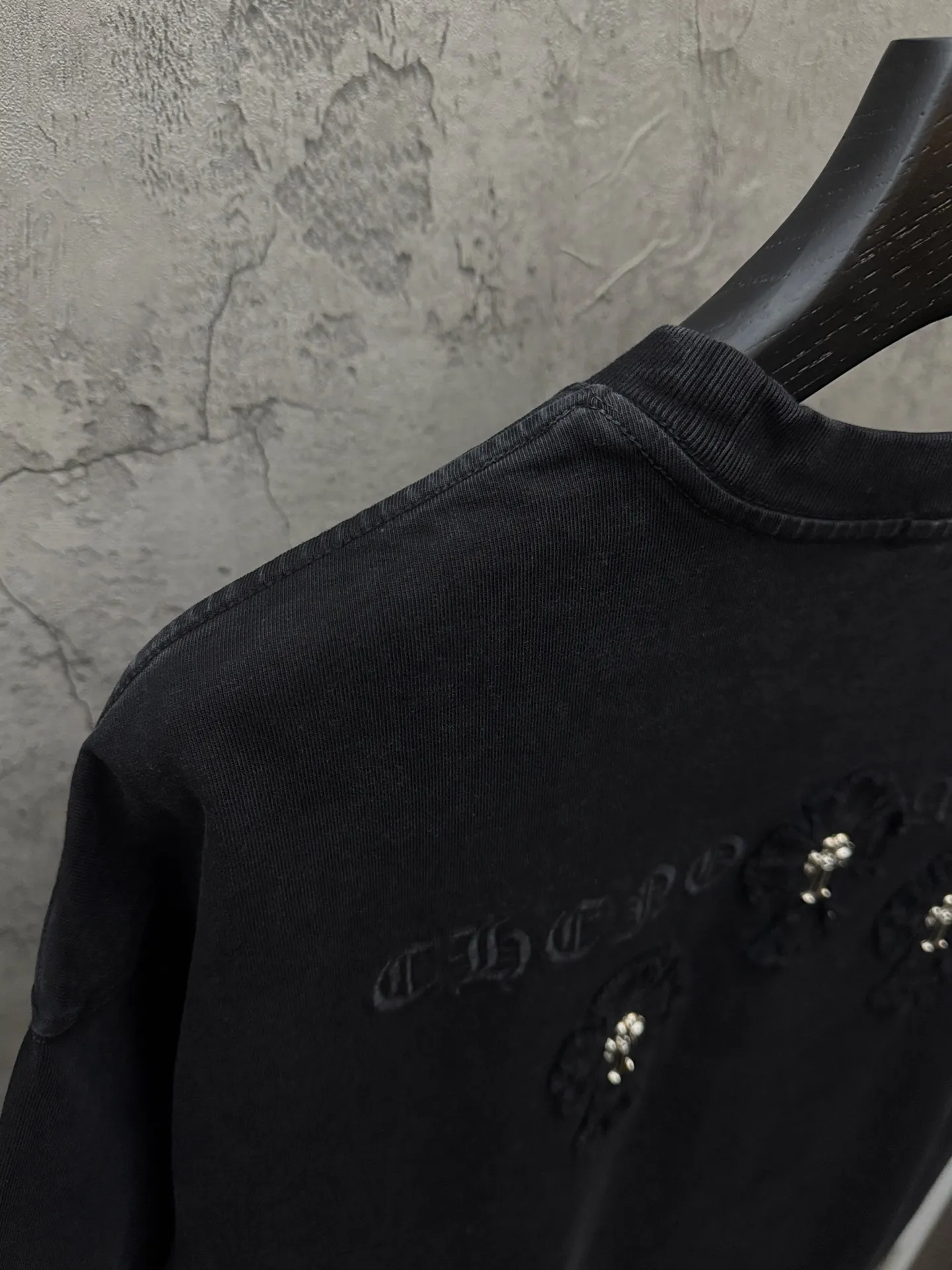 P230 top version, real shot without P, ​​different from market currency) 𝗖𝗵𝗿𝗼𝗺𝗲 𝗛𝗲𝗮𝗿𝘁𝘀/Croxin 2026 spring new original single counter American washed patch embroidered couple short sleeves 👑The highest version! Customized fabric 320 grams, washed and fried. Best-selling model at the counter. Very comfortable to wear. Accessories: Original molded and authenticated collar label➕100% silk wash label. Genuine purchase-grade original hangtag➕matching hanging rope➕3D hanging beads➕original packaging bag. Craftsmanship: The original version has consistent wiring! The highest version of the armhole matching technique! Color: Gray Black Size: S M L XL Style No.: 6609